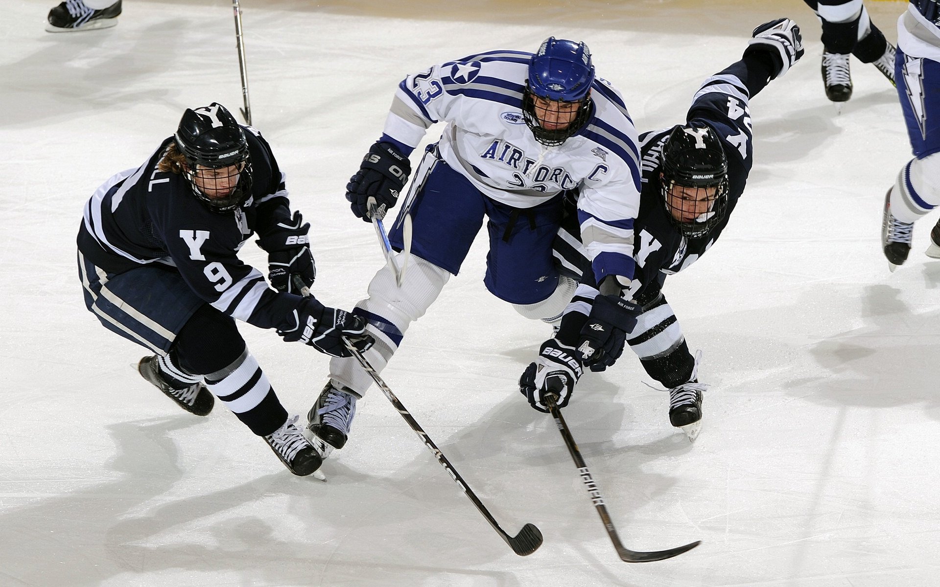 开云体育APP下载-锡安轰塌绿军铁壁，当关键先生撕碎传统篮球的最后尊严