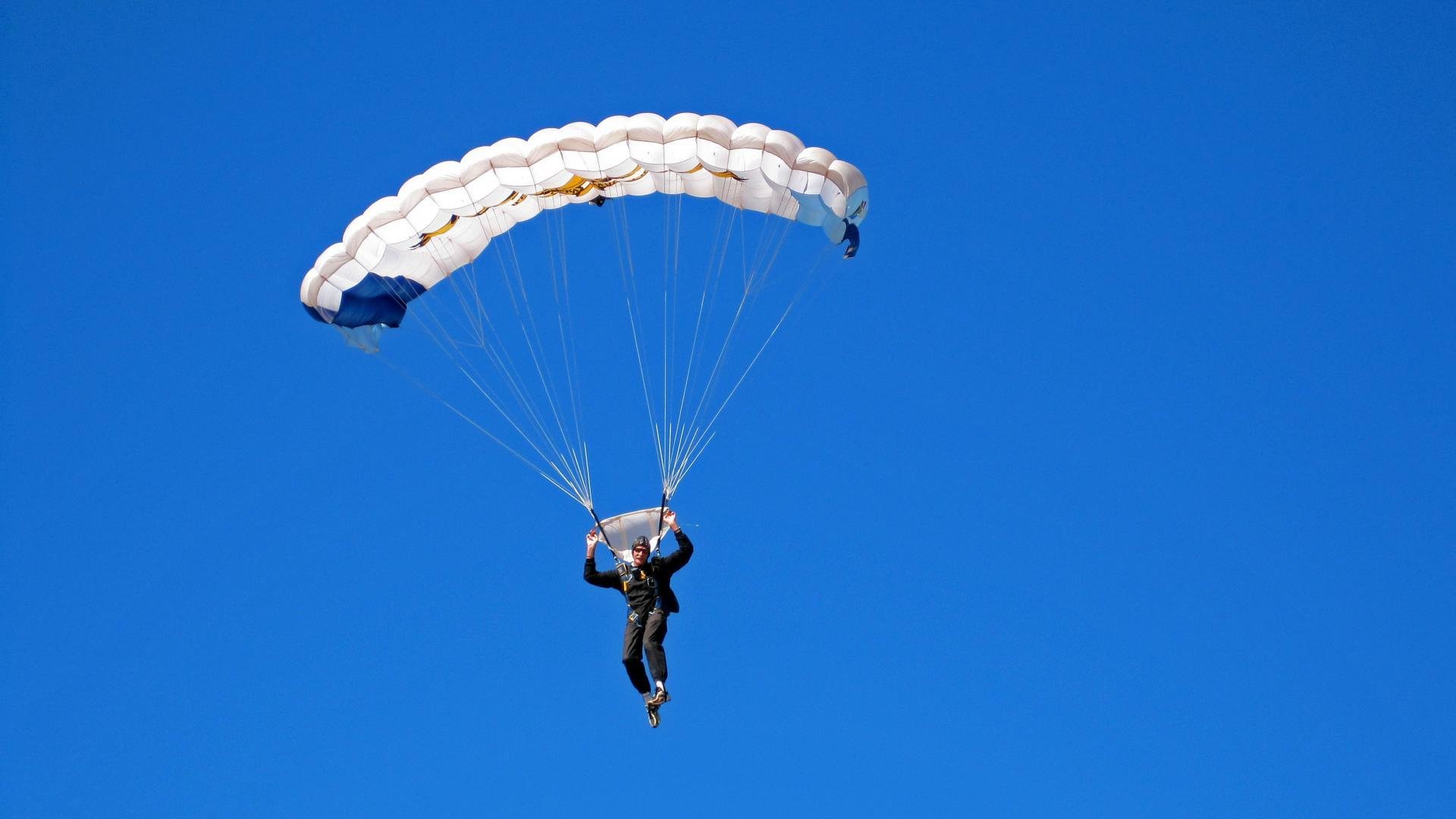 开云官网-杰伦格林，从巴林赛道到休斯顿球馆，掌控力如何跨越时空？  第2张